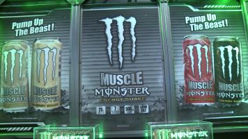 Vpravo červený Muscle Strawberry monster-nacs-muscle-new-strawberry-flavour-2013s